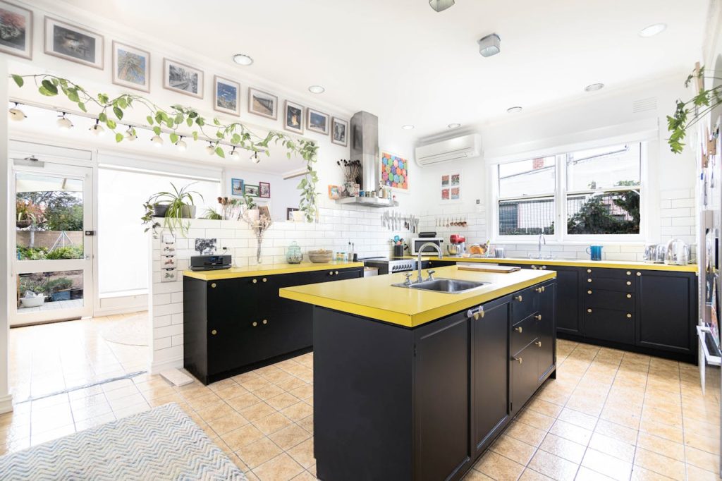 Conseils pour aménager une cuisine de 12m2 avec îlot central - Gab Design