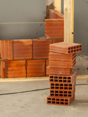 faire le bon choix selon vos besoins entre les Briques, pavés et parpaings