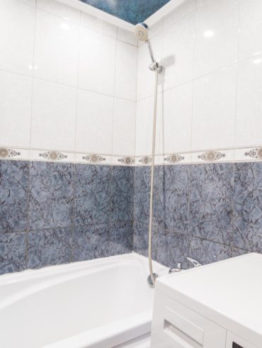 la hauteur idéale de faïence pour votre salle de bain