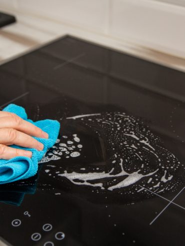 les meilleures astuces et produits à connaître pour le Nettoyage des plaques vitrocéramiques